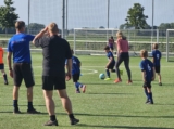 Laatste training S.K.N.W.K. JO8-1 (partijtje tegen de ouders) van maandag 2 juni 2025 (10/123)